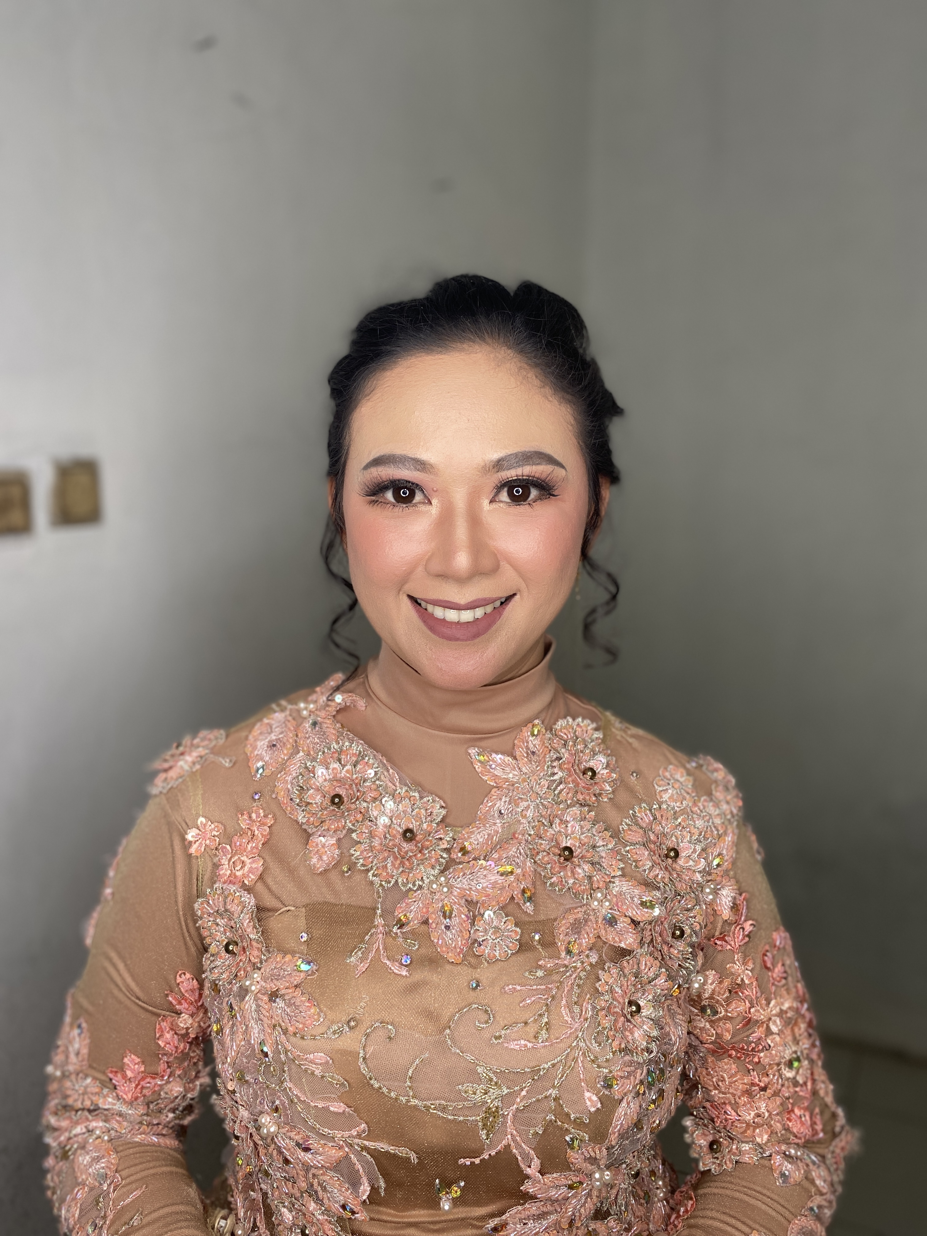 Glam makeup — bold defined features