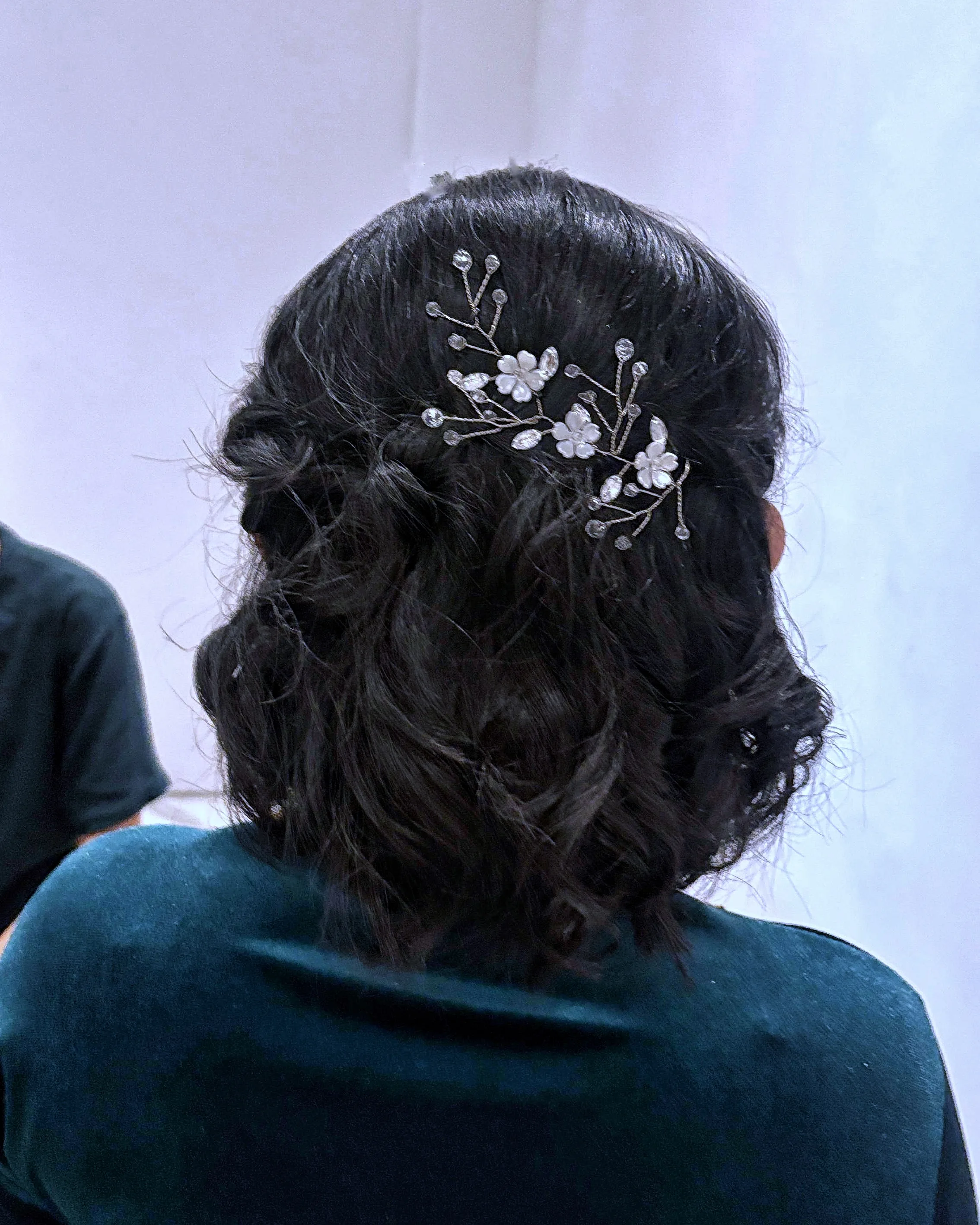 Hairdo — loose waves with floral accent