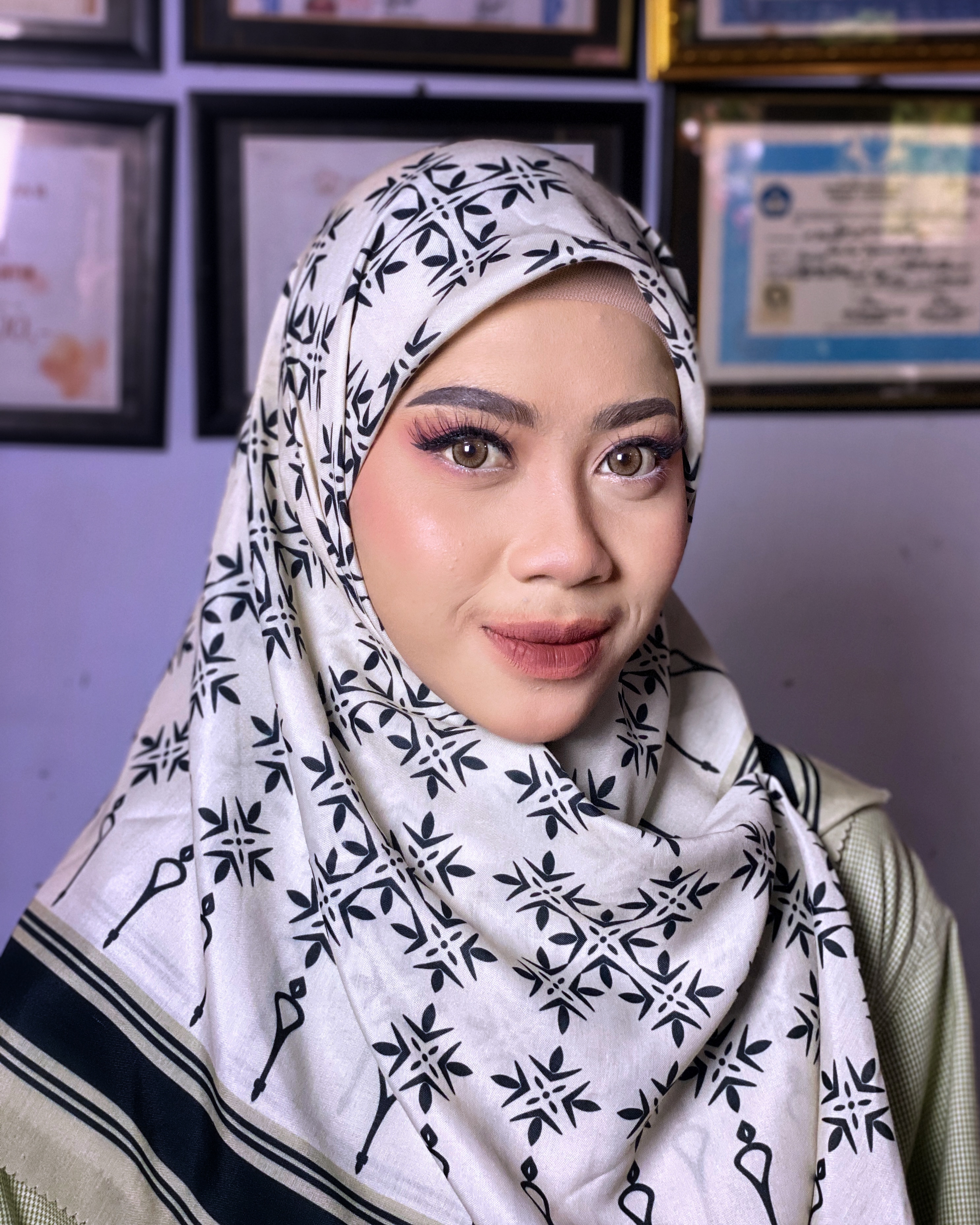 Glam makeup — soft contour