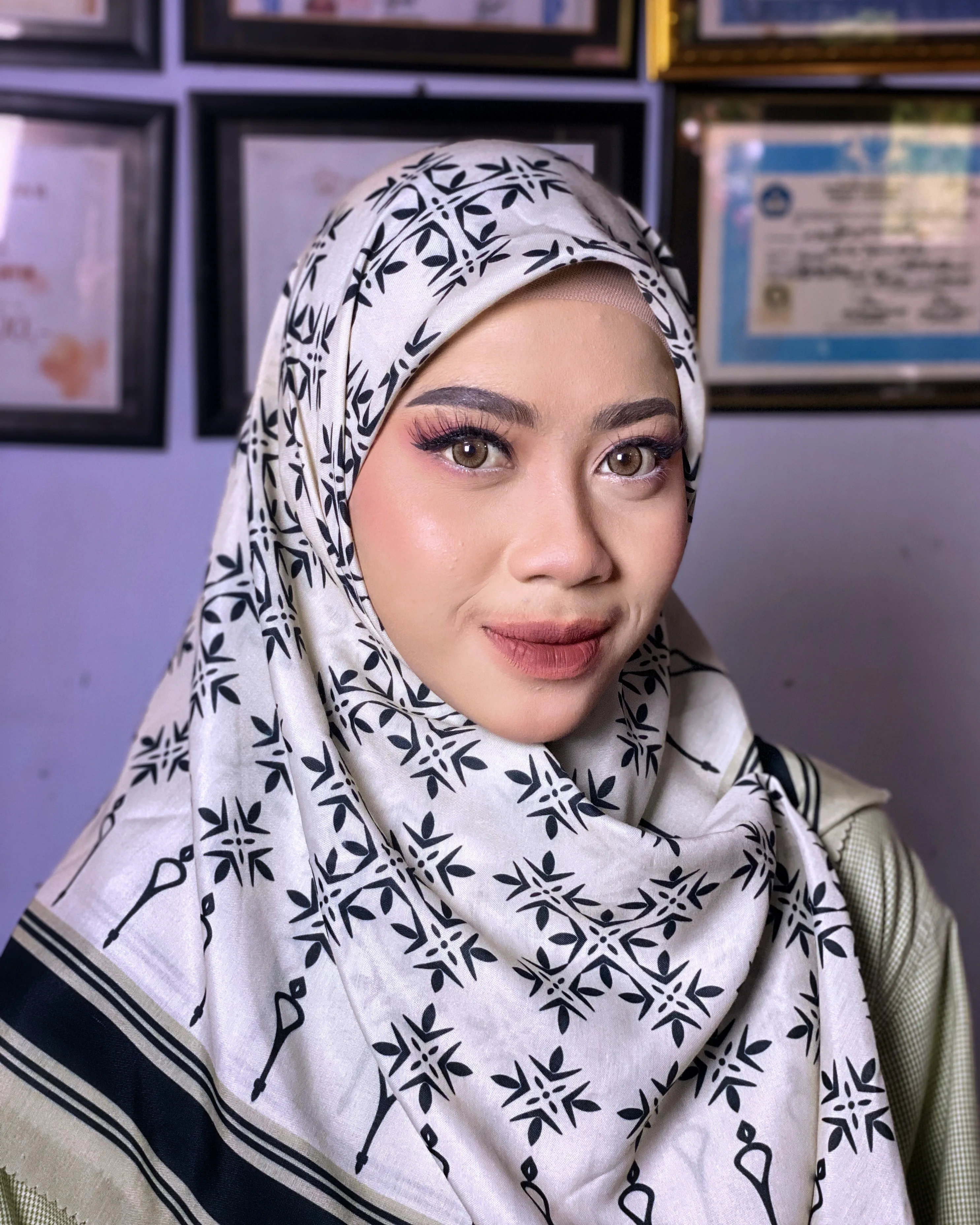 Glam makeup — soft contour