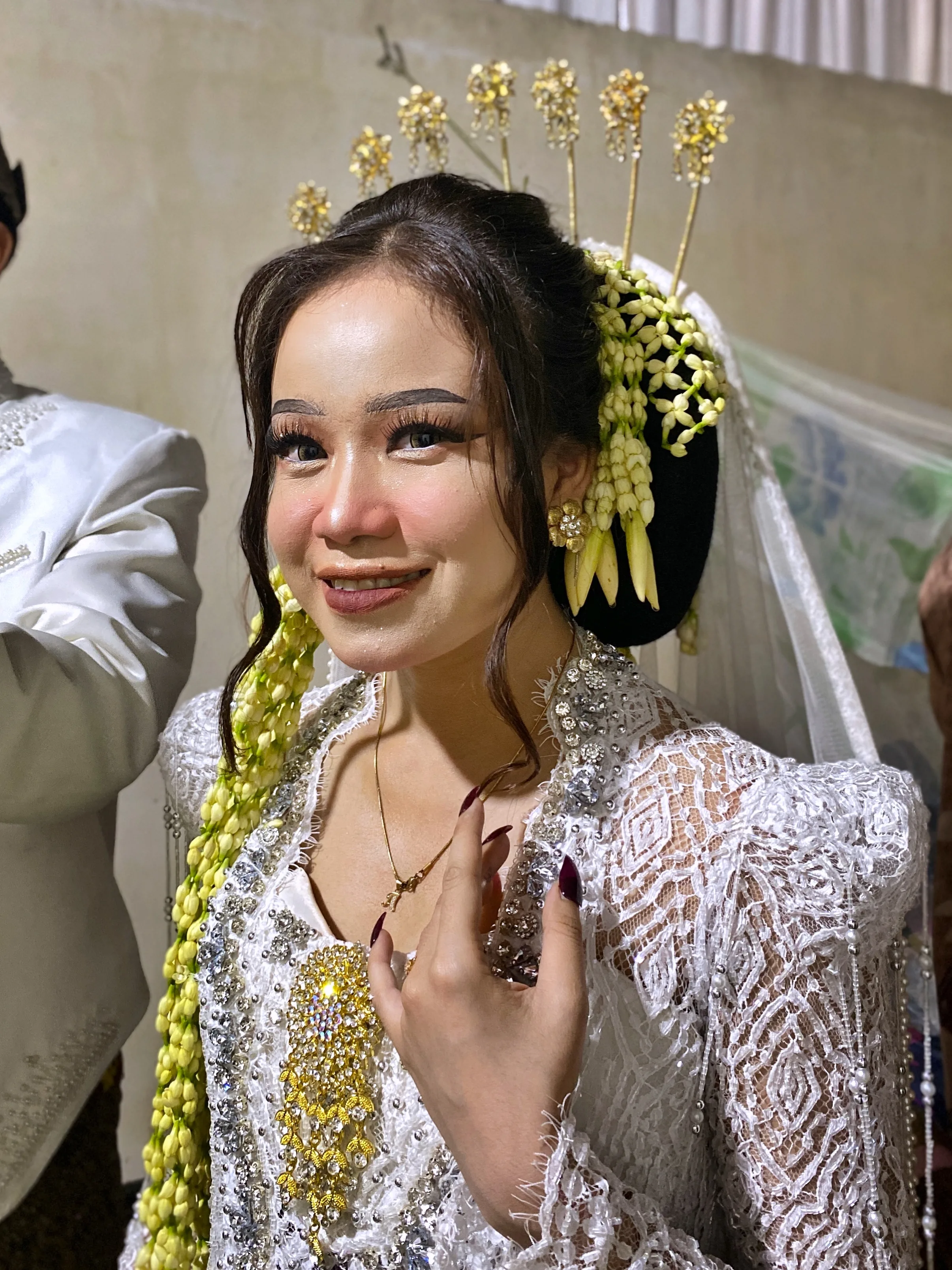 Sanggul Modern Akad — contemporary akad style