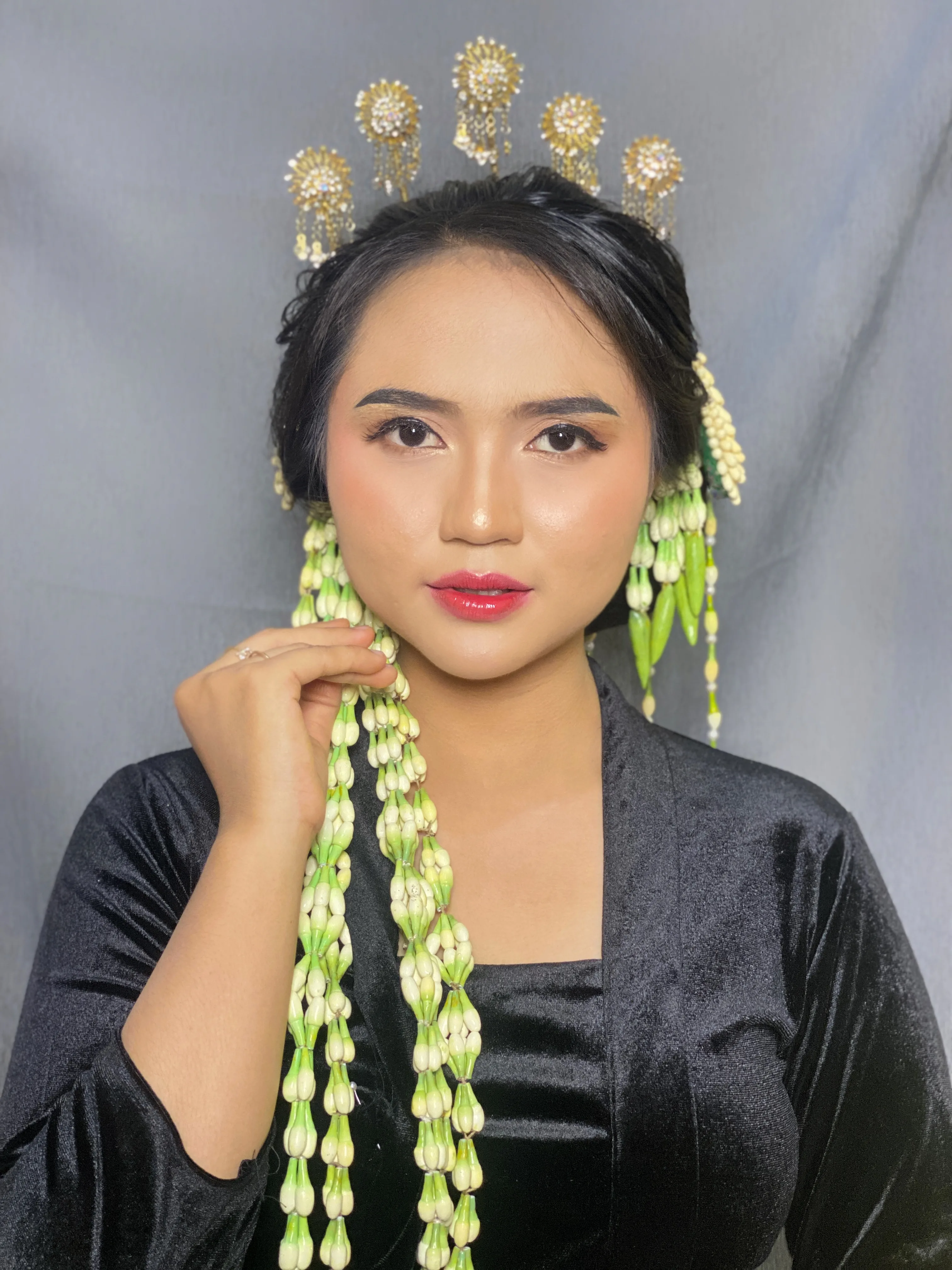 Sanggul Modern dan Soft Make Up — modern bridal