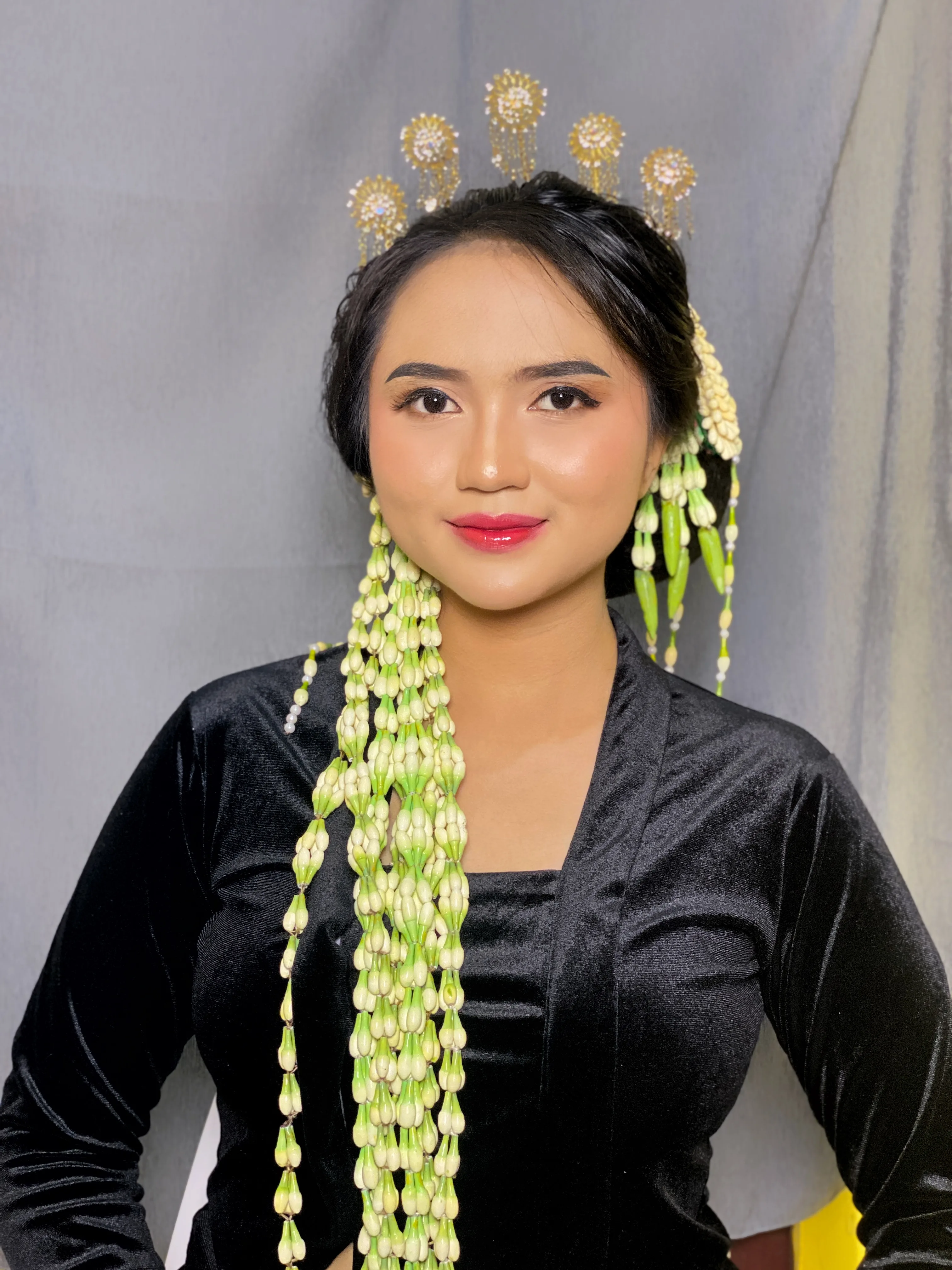 Sanggul Modern — soft glam paired look