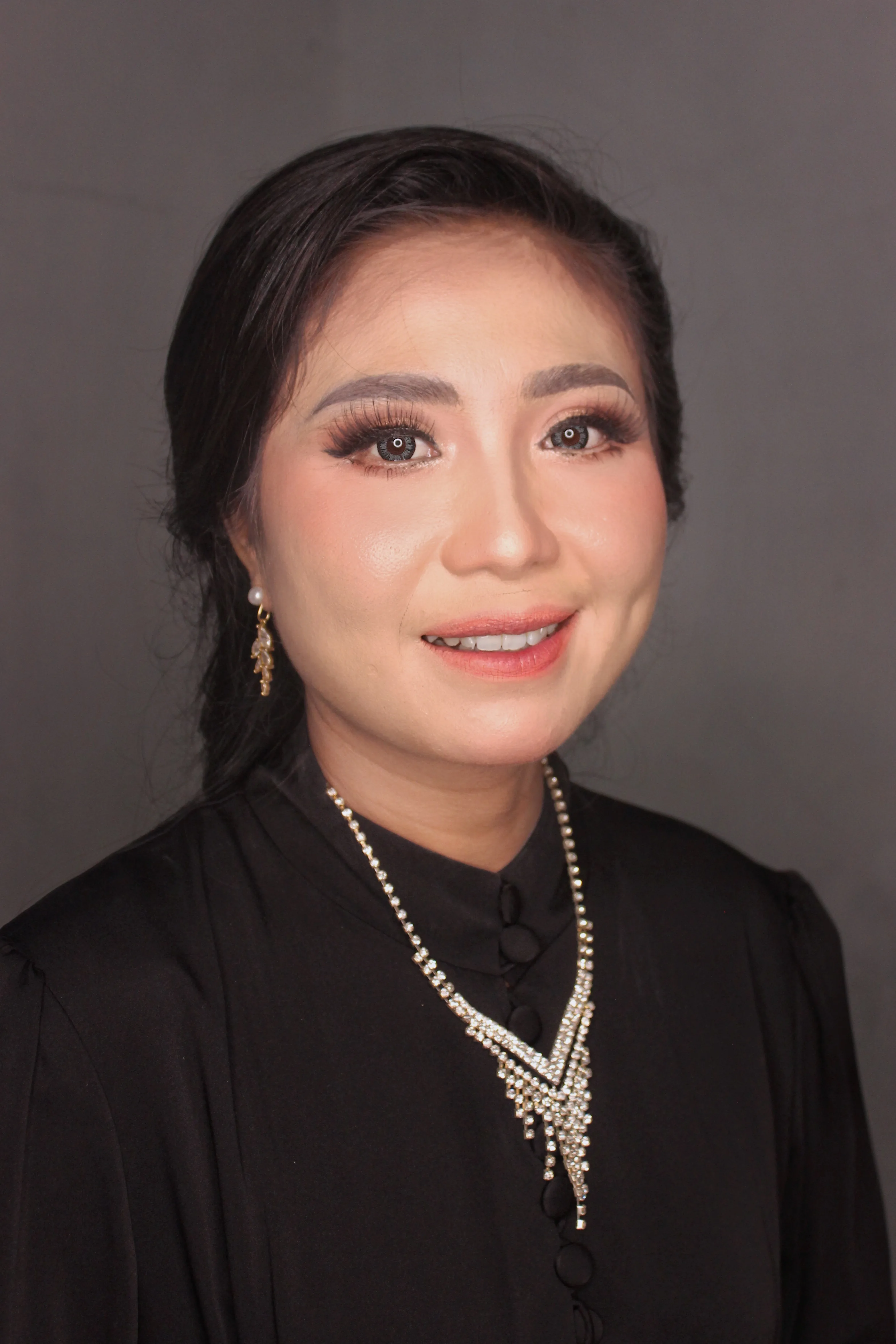Soft glam prewedding — dewy natural finish